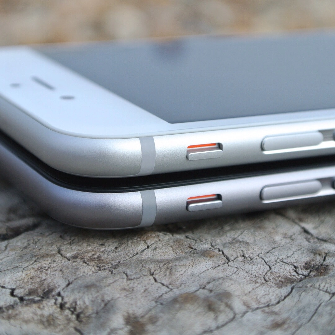 Two iPhones stacked on top of each other as a symbolic image for iPhone security and iOS encryption.