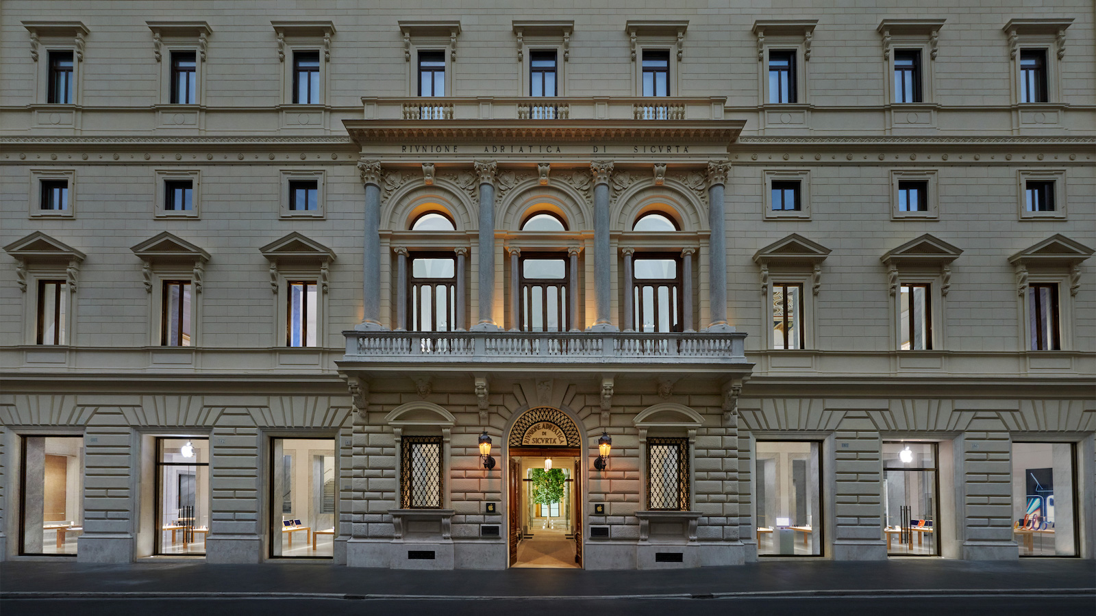 Apple Via del Corso Store