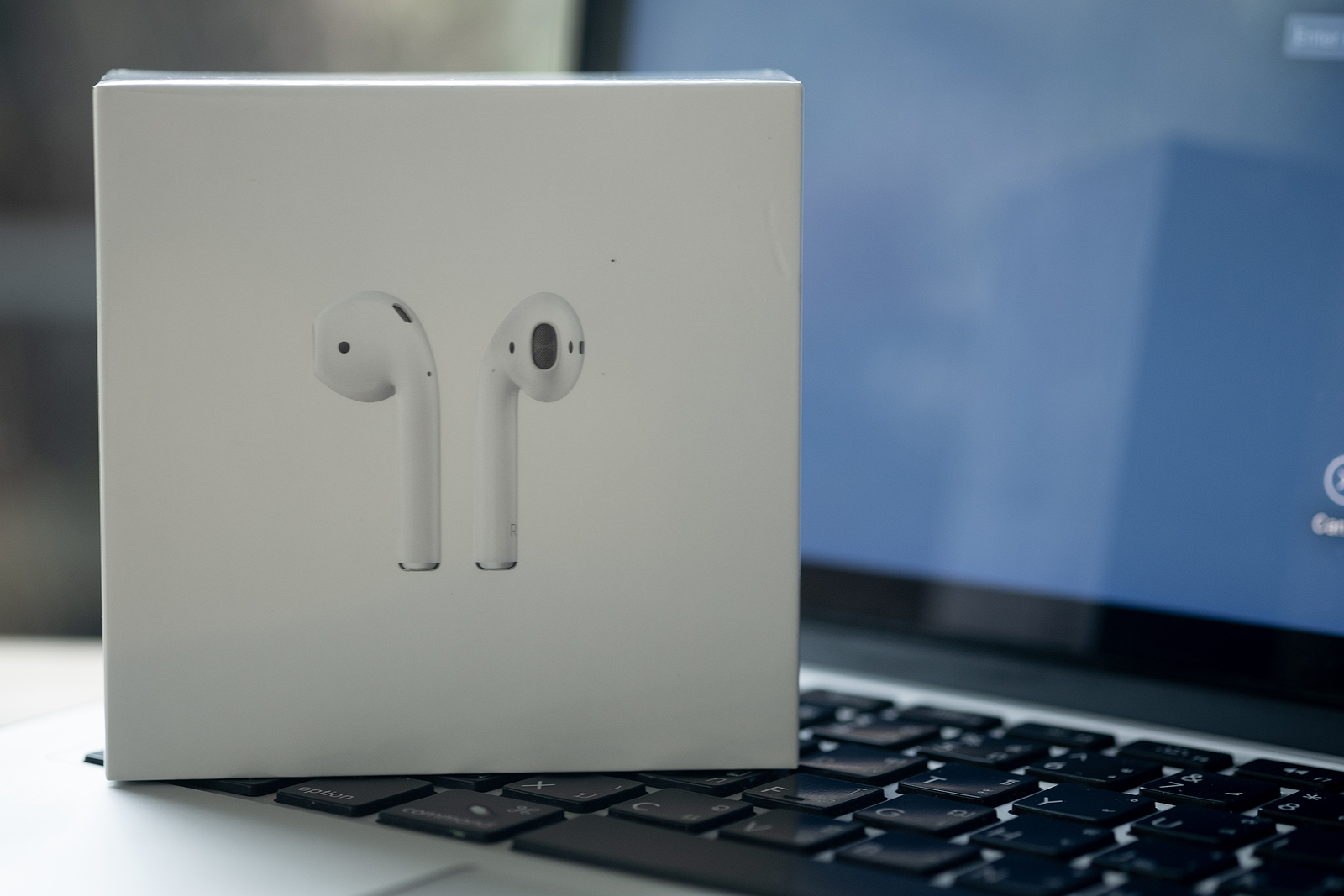 AirPods & MacBooks
