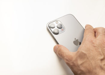 iPhone 13 LEO satellite communication