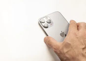iPhone 13 LEO satellite communication