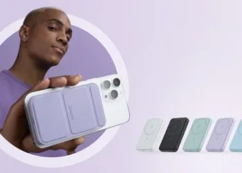 MagGo: Anker magnetic power bank with stand in hands-on
