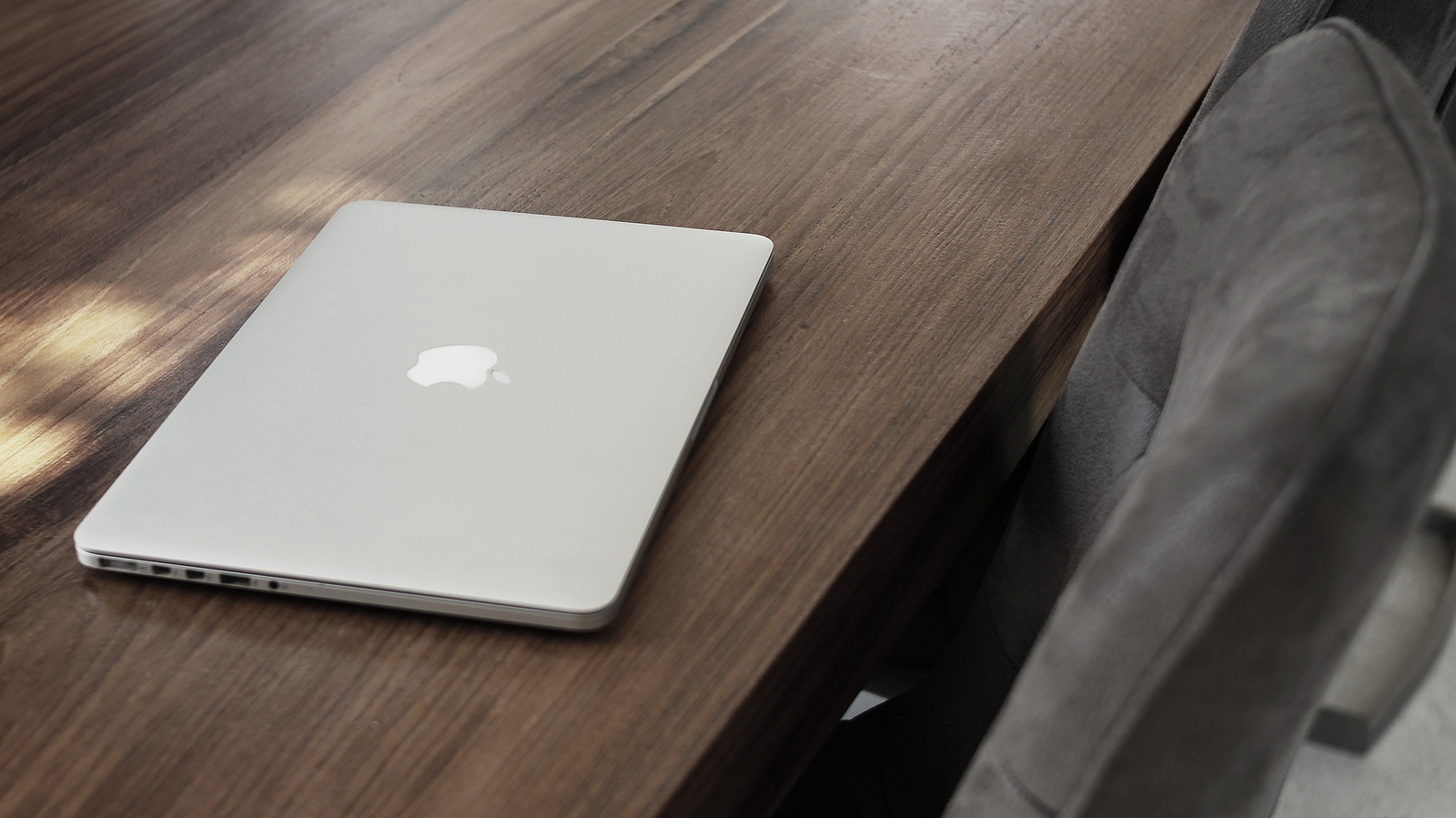 MacBook Pro with OLED screen will appear much later