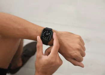 watchOS 8.3 brings AssistiveTouch to older Apple Watch models
