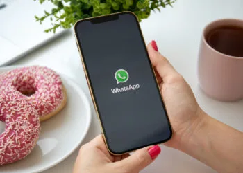 WhatsApp iOS chat list