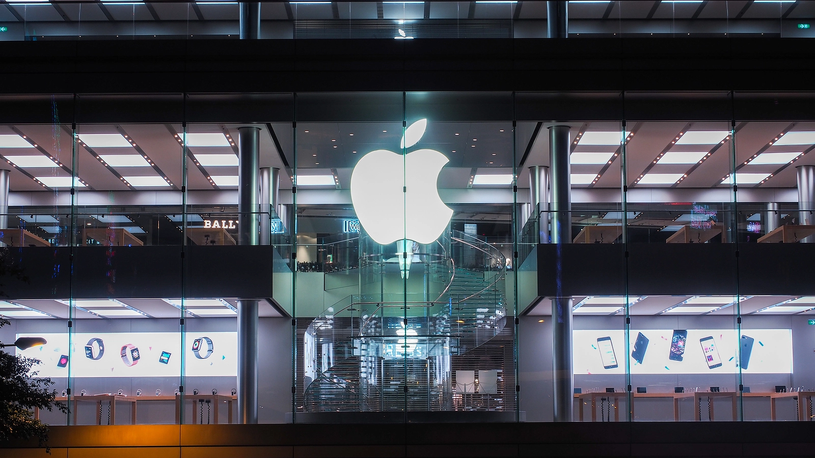3 trillion dollars: Apple breaks new trillion mark