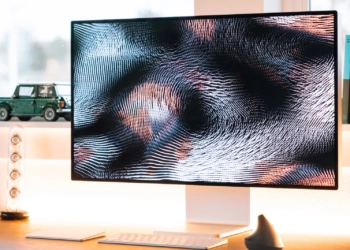 "Peek Performance": Apple could introduce new screen