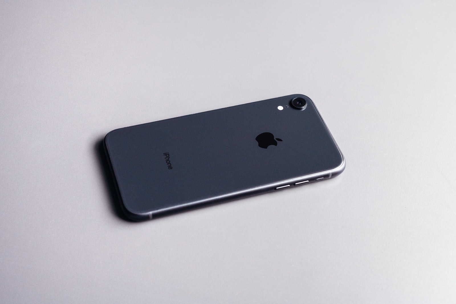 iPhone SE 4 display size