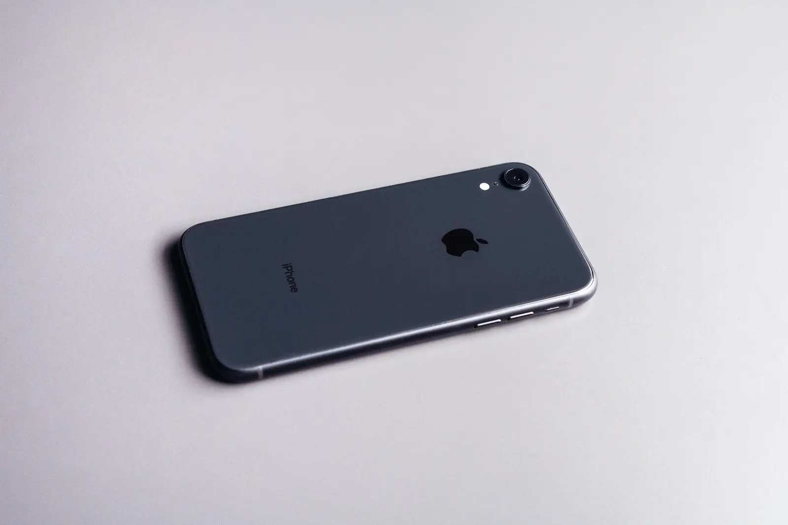 iPhone SE 4 display size