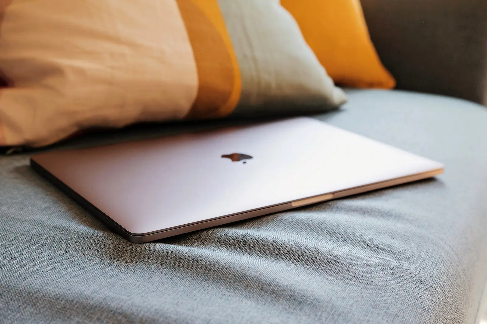 Foldable MacBook Apple