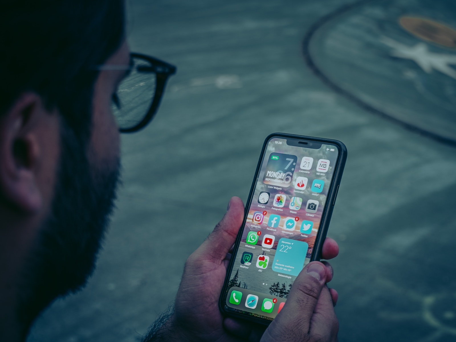 How do I enable end-to-end encryption for iCloud backups?