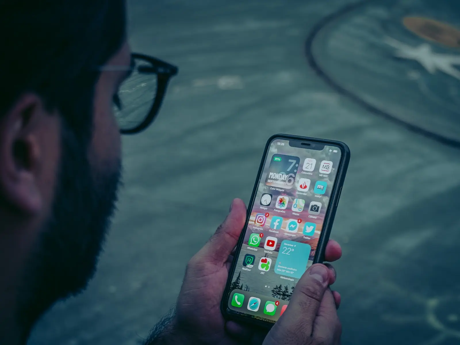 How do I enable end-to-end encryption for iCloud backups?
