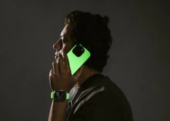 Nomad Glow 2.0 iPhone and Apple Watch