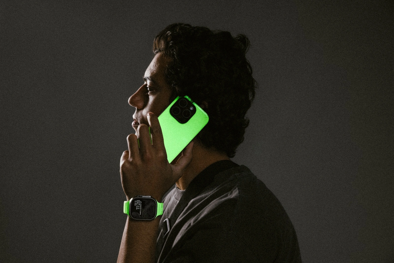 Nomad Glow 2.0 iPhone and Apple Watch