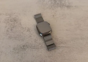 Apple Watch with a Milanese loop lying on light stone with a dark display, the starting point for an Apple Watch restart