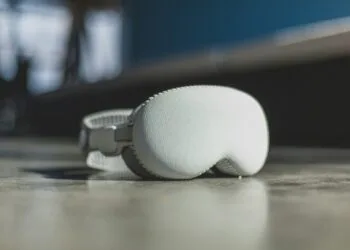 Cleaning Apple Vision Pro