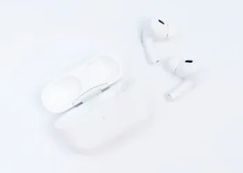 iOS 26 AirPods