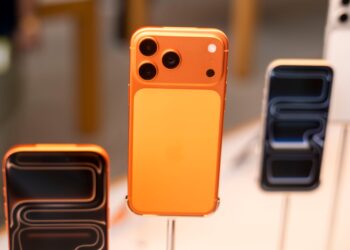 Apple Stock iPhone 17