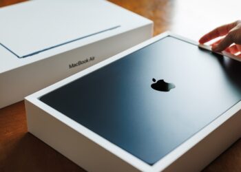 Apple OLED MacBook Air