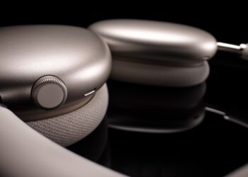 Apple AirPods Max vs AirPods Max 2