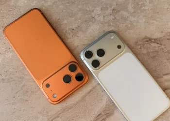 Two iPhones lying side by side on a light stone surface, the starting point when transferring data to a new iPhone