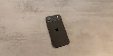 The current iPhone Air in Space Black lies face down on a grey stone surface – the predecessor of the iPhone Air 2 with a single rear camera