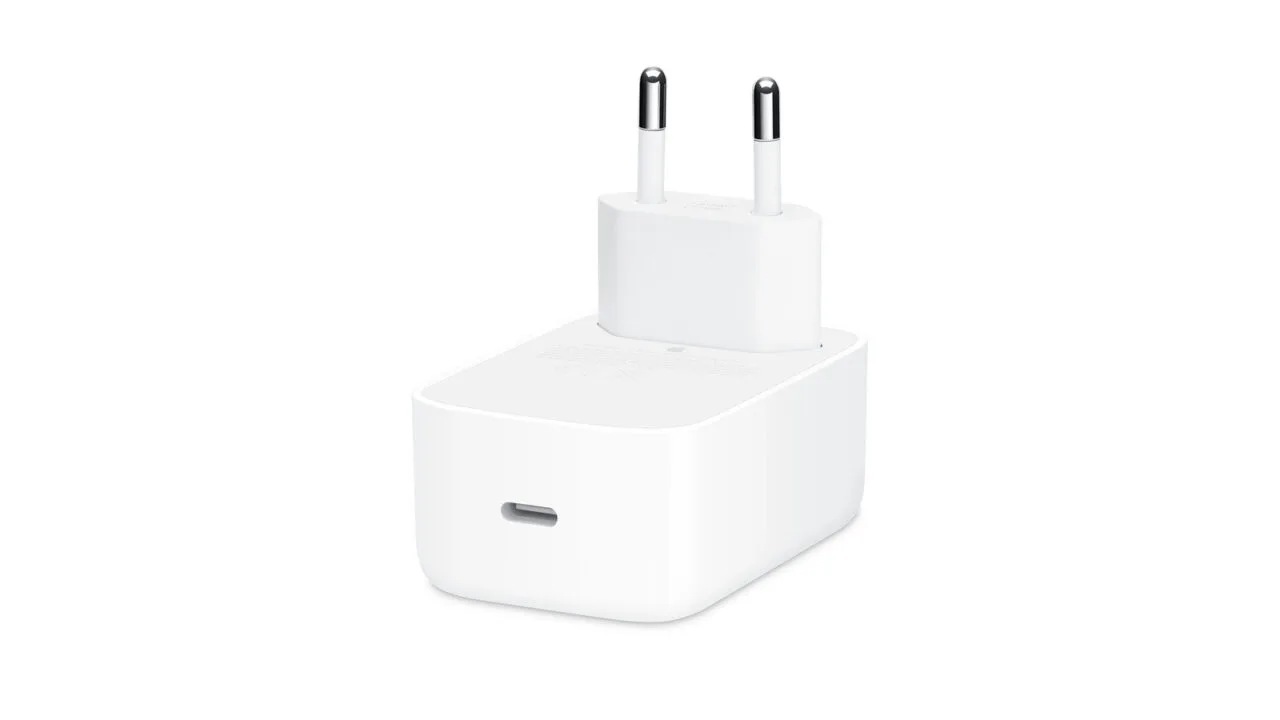 Apple 40W Dynamic Power Adapter in white with Europlug and USB-C port