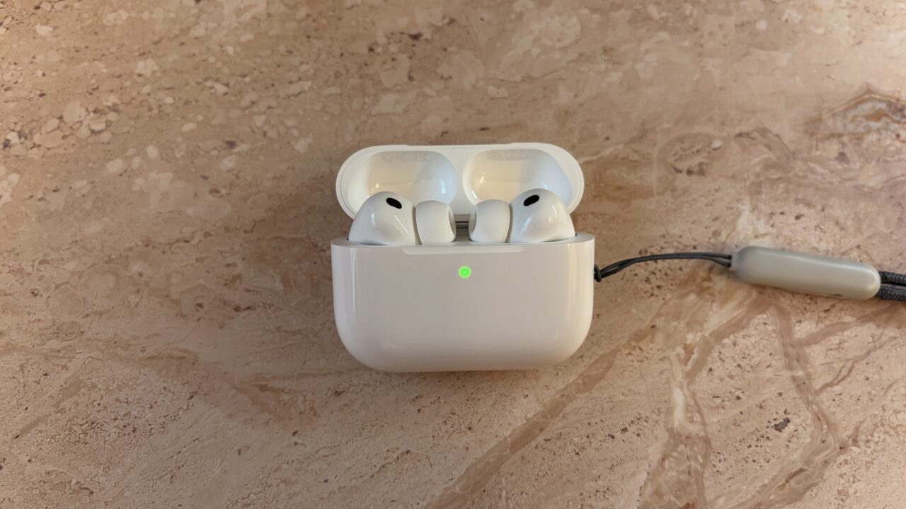 Open charging case with two earbuds whose stems are visible – this is where the AirPods with camera are said to house their sensors.