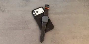 Alcantara set from Bavarian BUA: iPhone in an anthracite case and Apple Watch with a band featuring orange stitching