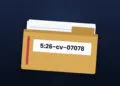 Symbolic image of the Apple OpenAI lawsuit: illustrated file folder showing the case number on a dark blue background