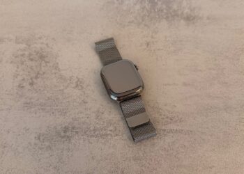 Apple Watch Series 11 in slate titanium with a Milanese loop, whose rectangular display Apple could replace with new shapes according to the report