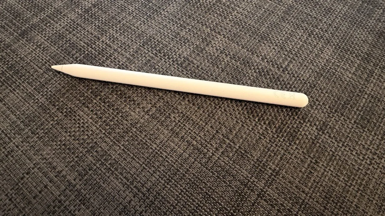 Apple Pencil lying on grey fabric – Apple tested a dedicated Apple Pencil for the iPhone Ultra