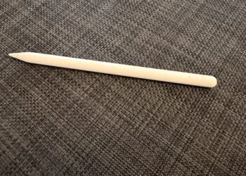 Apple Pencil lying on grey fabric – Apple tested a dedicated Apple Pencil for the iPhone Ultra
