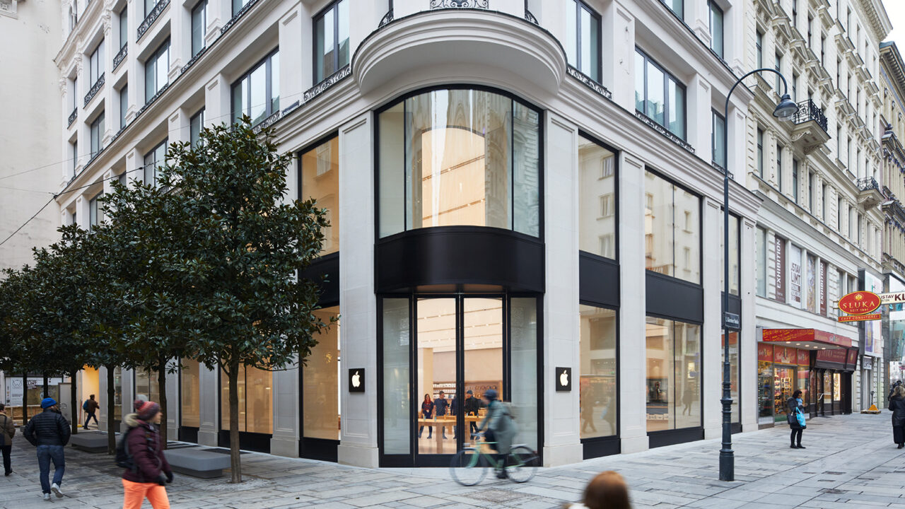Apple Store in Vienna's city center, where the iPhone Ultra could be available at launch