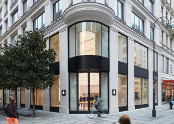 Apple Store in Vienna's city center, where the iPhone Ultra could be available at launch