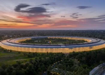 Symbolic image of Apple's leadership team: Apple Park from the air, illuminated at sunset.