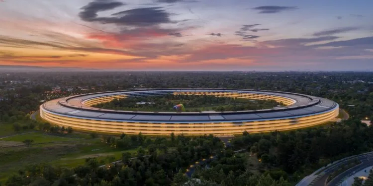 Symbolic image of Apple's leadership team: Apple Park from the air, illuminated at sunset.