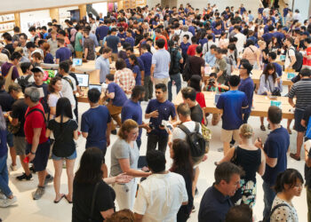 Customers crowding an Apple Store as the US smartphone market lost five percent in sales during the second quarter