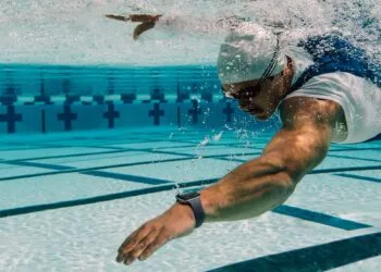 Apple fitness tracker without display: swimmer wearing an Apple Watch during lap training