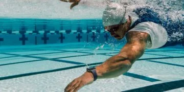 Apple fitness tracker without display: swimmer wearing an Apple Watch during lap training