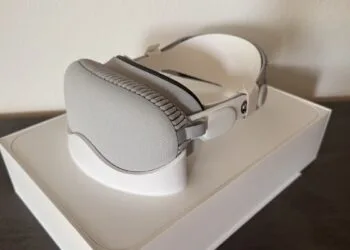 Apple Vision Pro successor: the current Vision Pro with a grey fabric cover and headband, placed on its white packaging