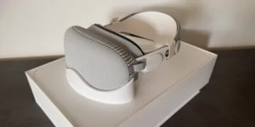 Apple Vision Pro successor: the current Vision Pro with a grey fabric cover and headband, placed on its white packaging