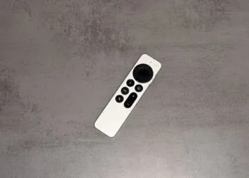 Siri Remote for the Apple TV 4K on a grey stone surface – for the code finding on the HomePod mini 2 and Apple TV 4K