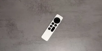 Siri Remote for the Apple TV 4K on a grey stone surface – for the code finding on the HomePod mini 2 and Apple TV 4K
