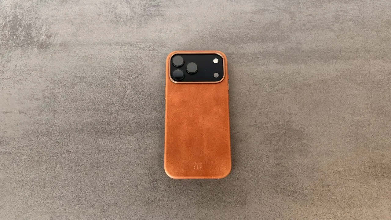 Light brown leather case for the iPhone 18 Pro Max from Bavarian BUA, back with embossed BUA logo and cutout for the three cameras