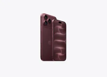 Back and front of the iPhone 18 Pro in burgundy, the model from the first reviews.
