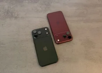 Two iPhone 18 Pro Max in black and burgundy seen from the back on a grey stone surface, focusing on the camera system with the variable aperture main camera
