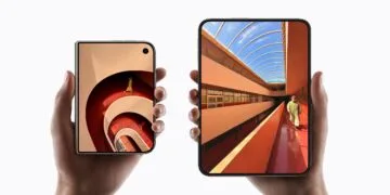 iPhone Duo yield: iPhone Duo closed and unfolded in two hands