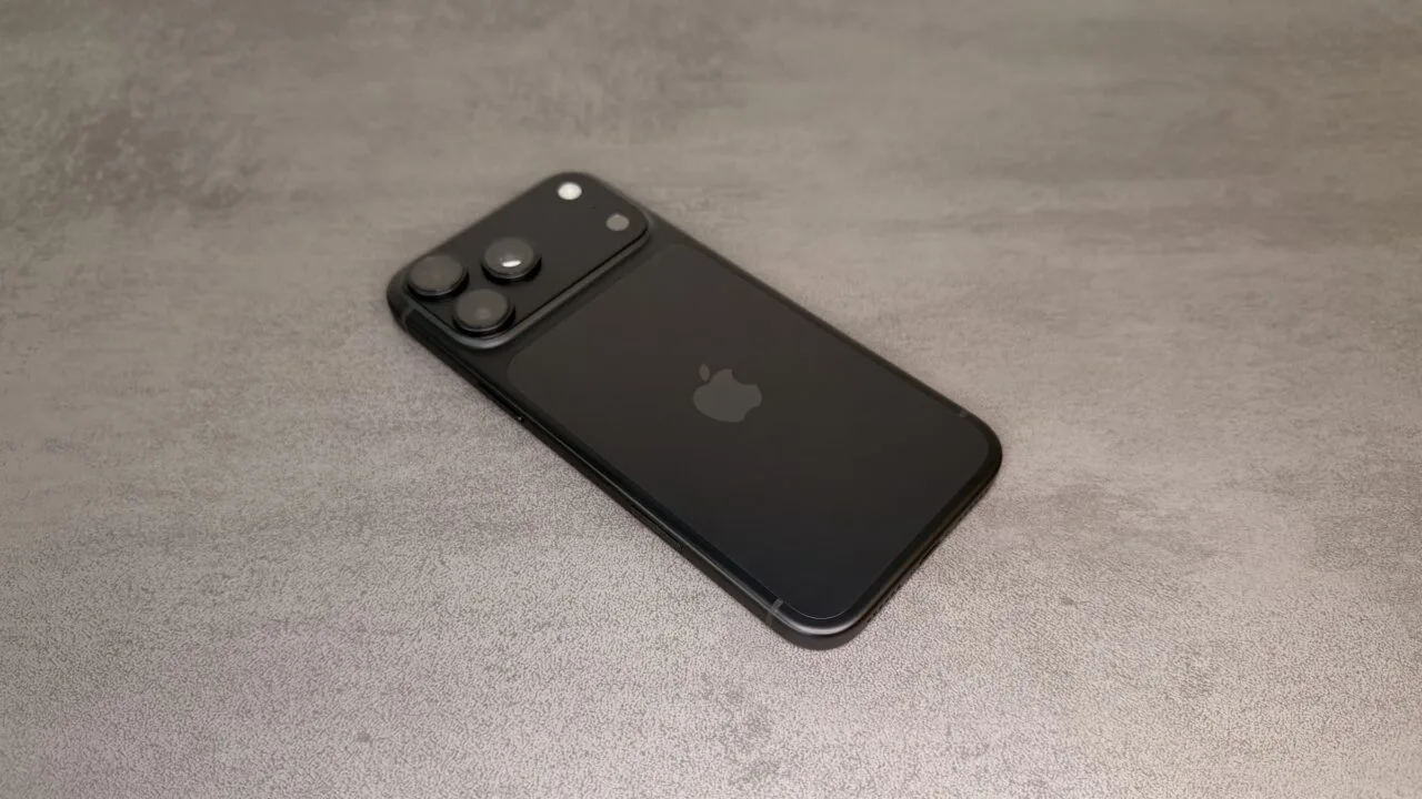 Symbolic image for iPhone Pro display without polarizer: black iPhone Pro model seen from the back on a grey stone surface