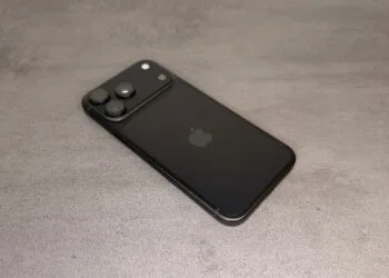 Symbolic image for iPhone Pro display without polarizer: black iPhone Pro model seen from the back on a grey stone surface
